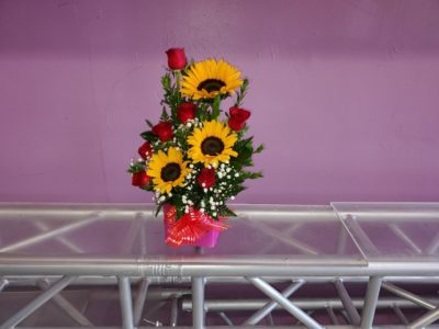 Red_Roses_and_sunflowers